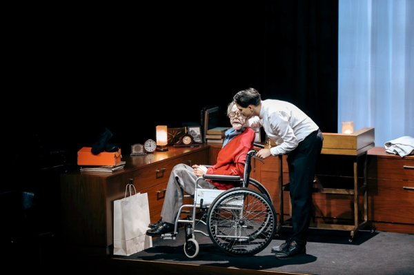 美港通证券 一人饰演15个角色，木偶剧也能传递深刻的人类情感