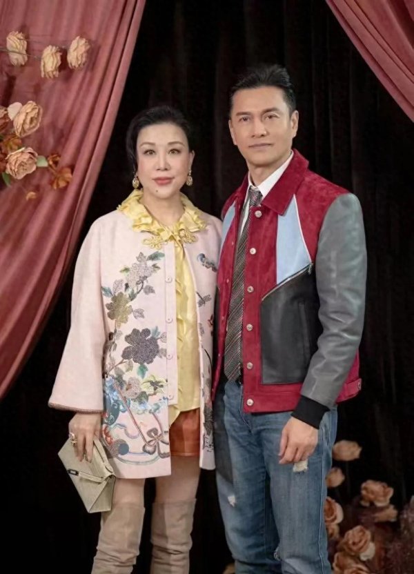 东南配资 70岁吕良伟去普陀山，穿居士服祈福，杨小娟状态差，看起来好显老