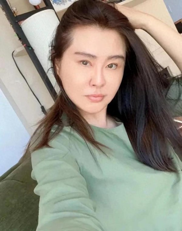 第一证券 58岁王祖贤近况：素颜近照显松弛，靠开艾灸馆谋生